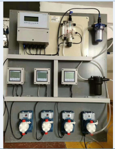 Kontrol800系列集成式控制系統(tǒng) 由PVC安裝板和測(cè)量電極及水質(zhì)分析儀三部分組成，通過(guò)測(cè)量泳池水質(zhì)的PH/ORP/余氯/濁度/溫度值來(lái)自動(dòng)控制計(jì)量泵加藥的開始和啟停 可通過(guò)RS485傳輸?shù)絇C或顯示屏