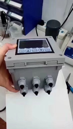 是一款適用于需要同時(shí)監(jiān)控多個(gè)參數(shù)的復(fù)雜應(yīng)用場(chǎng)合的多參數(shù)儀表，具有獨(dú)立的比例控制輸出，兩路可調(diào) 頻率輸出，RS485串行接口（MODBUS協(xié)議），三個(gè)繼電器輸出，探頭質(zhì)量顯示和數(shù)據(jù)記錄功能