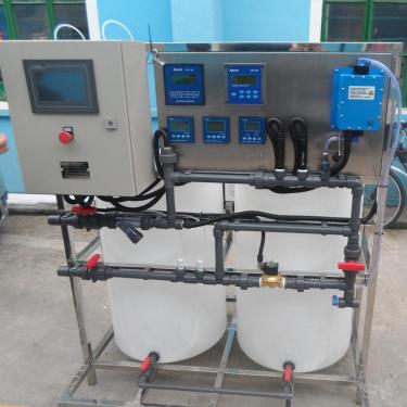 1.通過熒光示蹤原理，不管系統處于何種狀態，直接檢測水處理劑有效組份，測量誤差小于正負0.1mg/1(1mg/1)，控制誤差小于正負0.5mg/1(5mg/1).  2.BTSJ型循環水自動加藥系統處于有多條補充水管線或排污不易控制的系統優越性更明顯。  3.對于發展中的低磷和無磷配方的藥劑特別適合。  4.同時方便于原非自動加藥的升級改造，使之成為熒光示蹤加藥