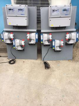 三臺(tái)或者四臺(tái)加藥計(jì)量泵可選，投加絮凝劑計(jì)量泵， 加酸計(jì)量泵，加氯計(jì)量泵和除藻劑加藥泵。