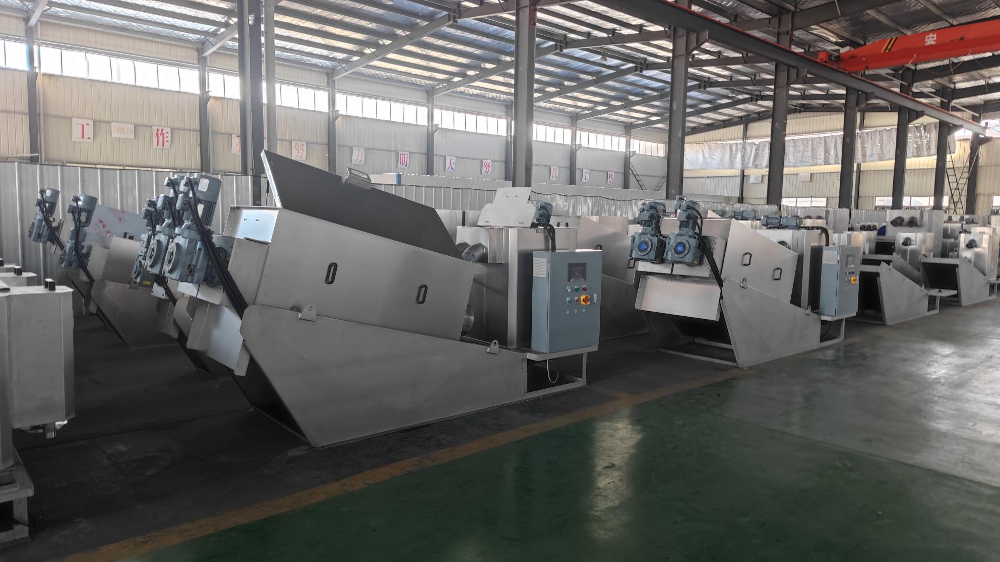 疊螺式污泥脫水機是集全自動PLC控制柜、污泥濃縮脫水本體及絮凝箱于一體，可在全自動運行的條件下，實現高效的絮凝，連續完成污泥濃縮壓榨脫水工作，將收集的濾液回流或排放，脫水的污泥排出。